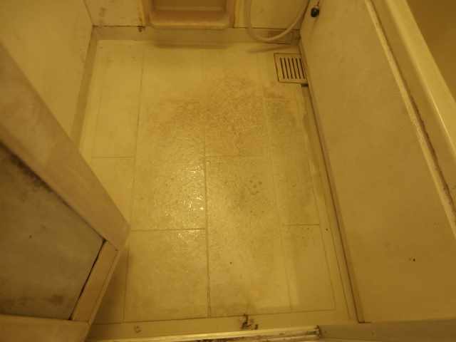 一般住宅のFRP浴室床磨き、石材特殊洗浄施工前
