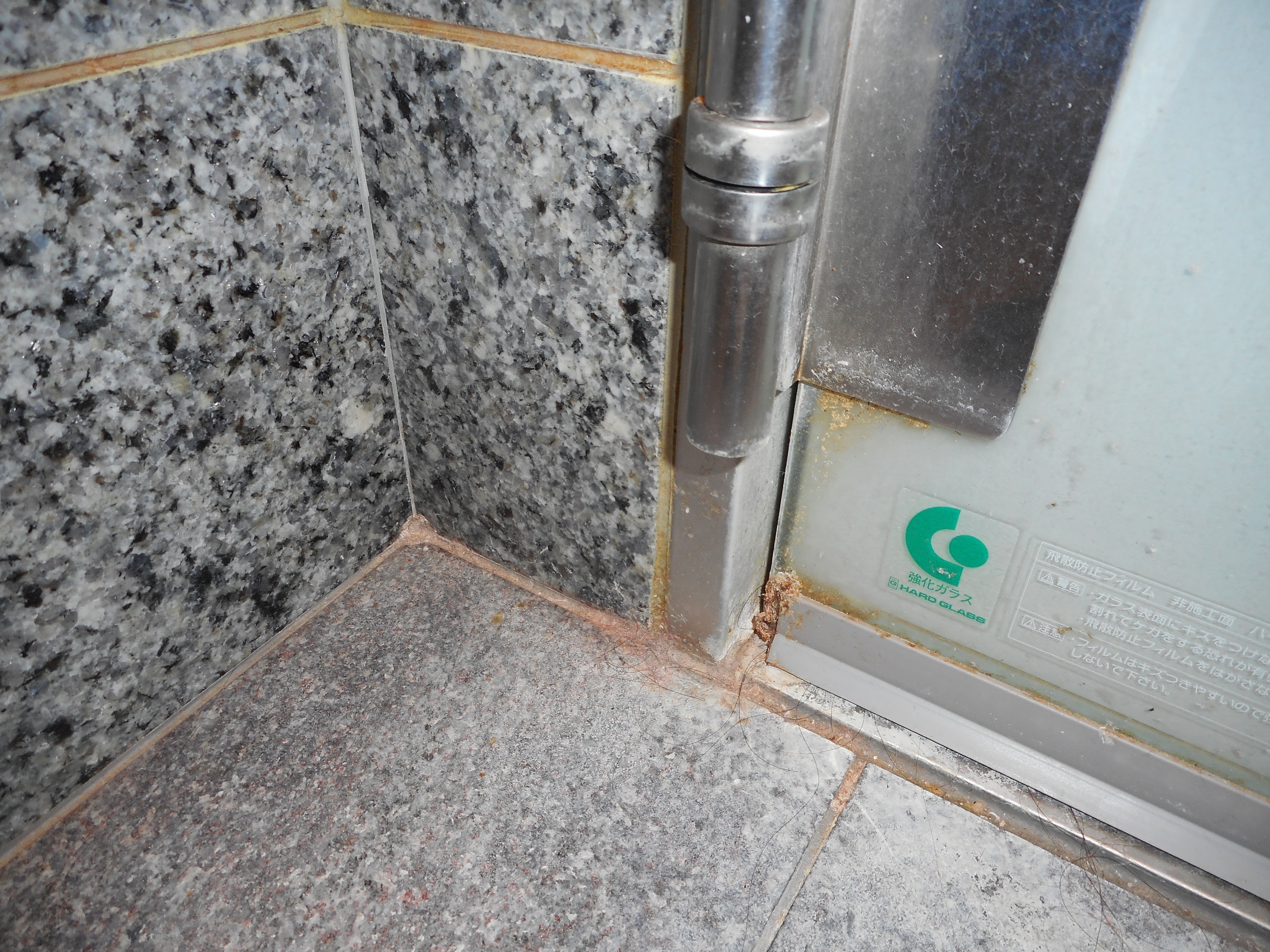 一般住宅の浴室御影石サビ抜き、石材特殊洗浄再生前