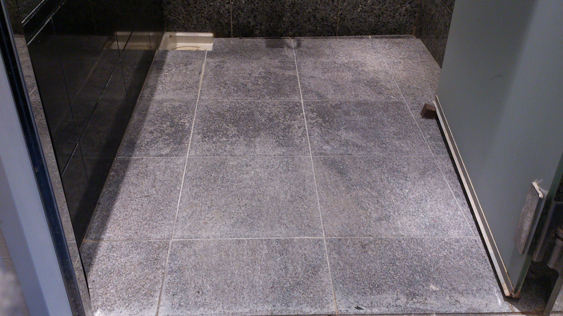 一般住宅の浴室花崗岩石材特殊洗浄、磨き再生前