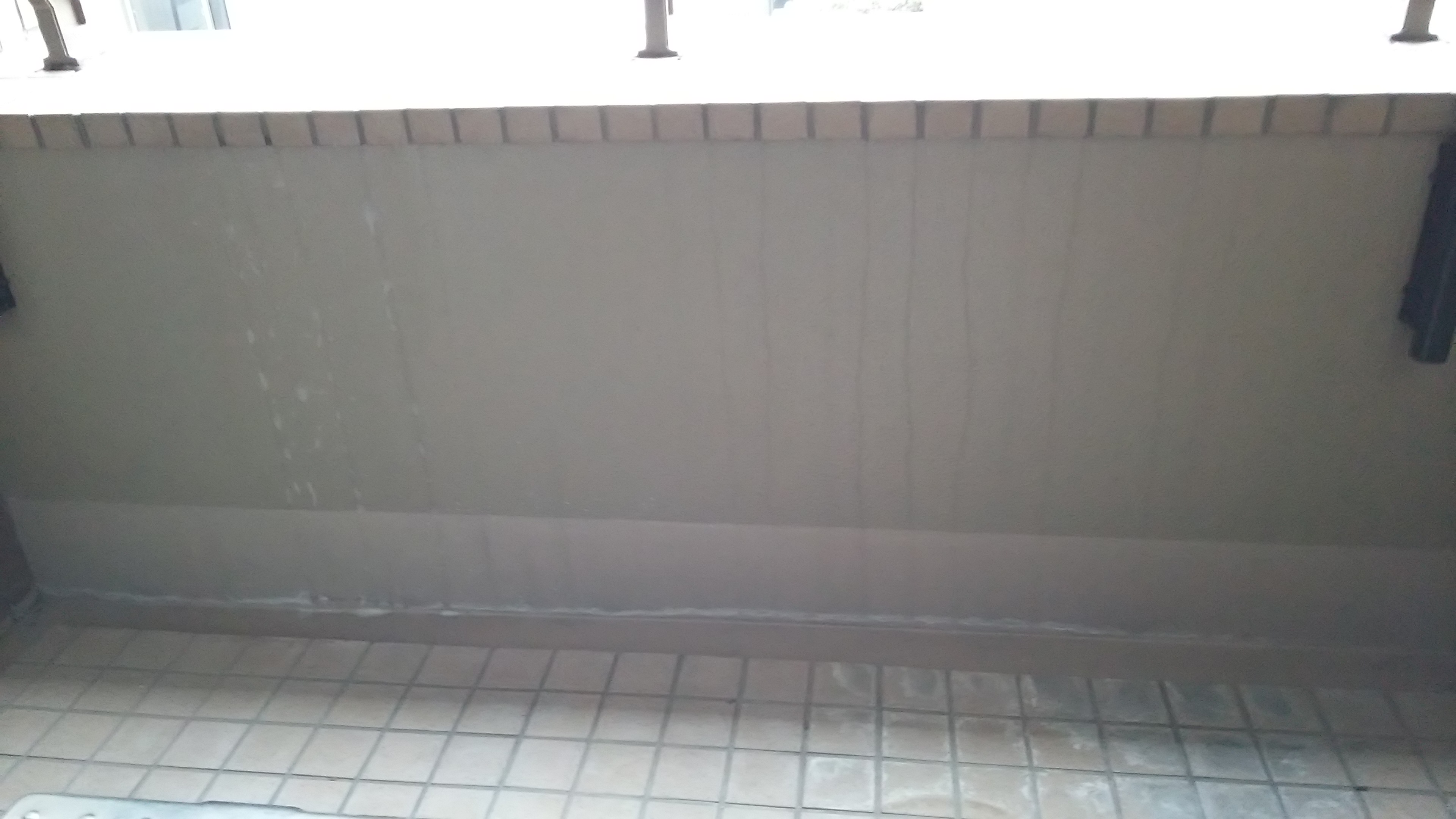一般住宅のバルコニー腰壁雨だれエフロ汚れ除去特殊洗浄前