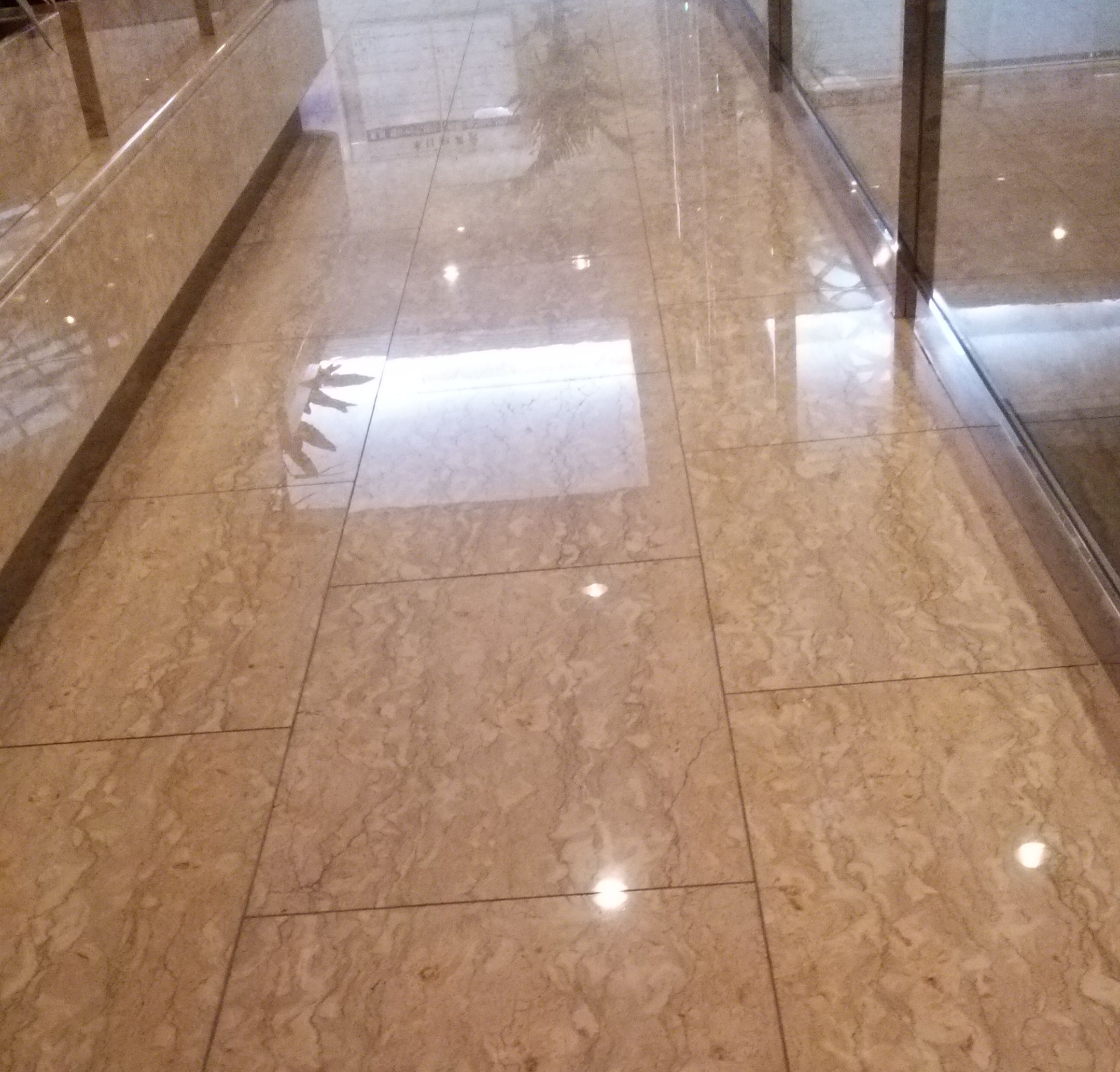 ホテル・旅館の大理石床研磨再生後